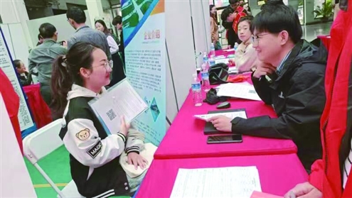 各高校活动现场气氛热烈,参会学生与意向企业充分交流,加深了解
